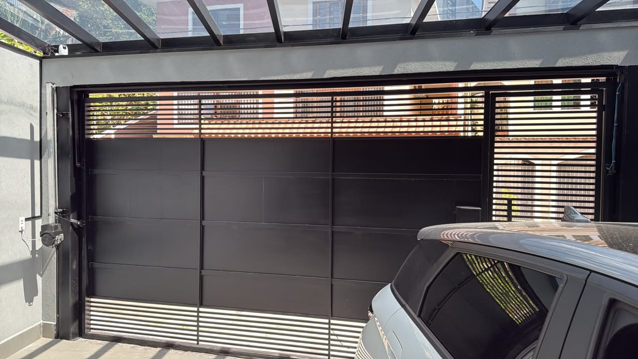 Foto real de atendimento de motor de portão automático