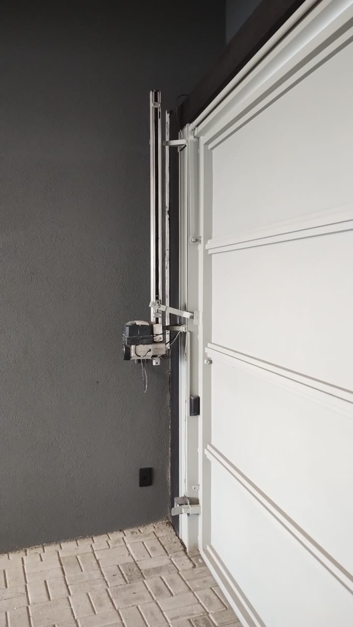 Foto real de atendimento de motor de portão automático
