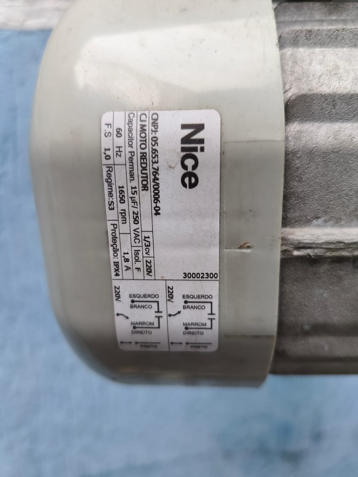 Foto real de atendimento de motor de portão automático