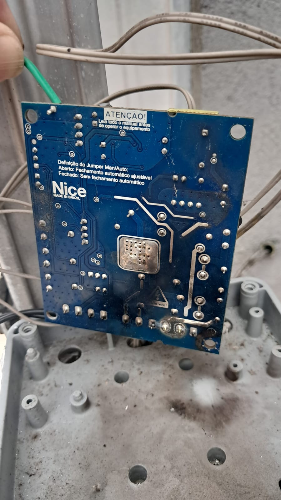 Foto real de atendimento de motor de portão automático