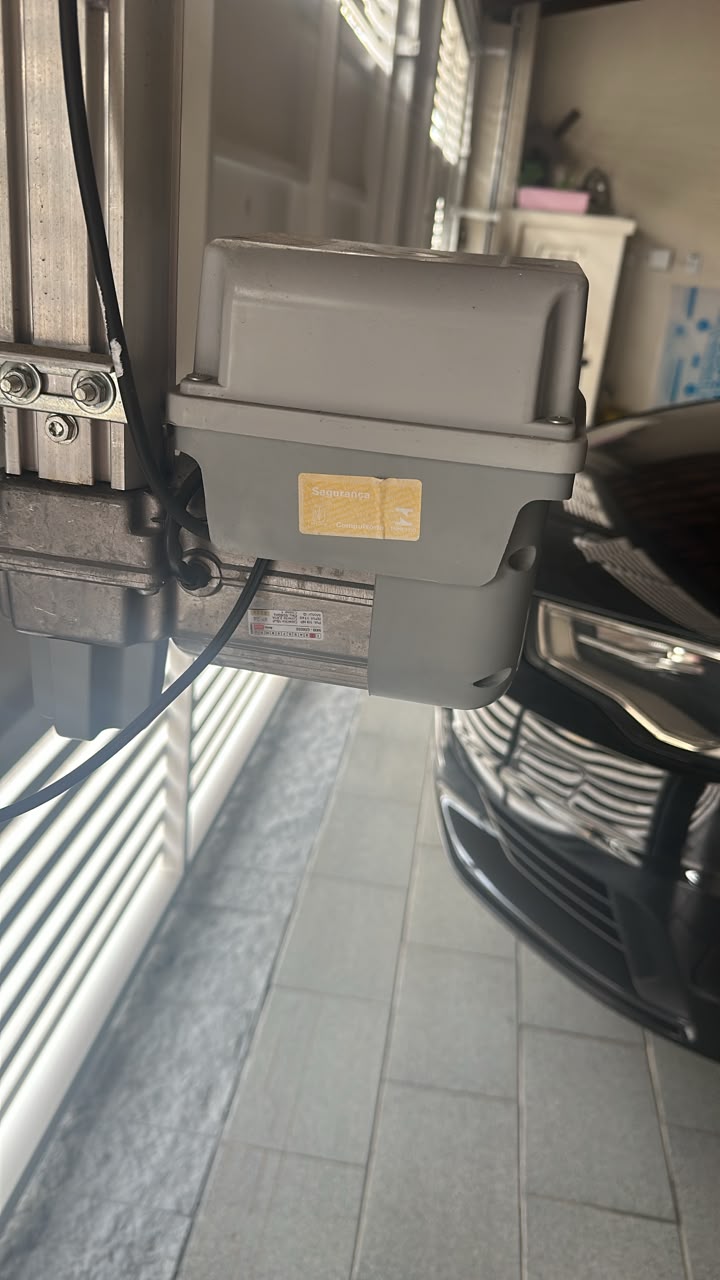 Foto real de atendimento de motor de portão automático