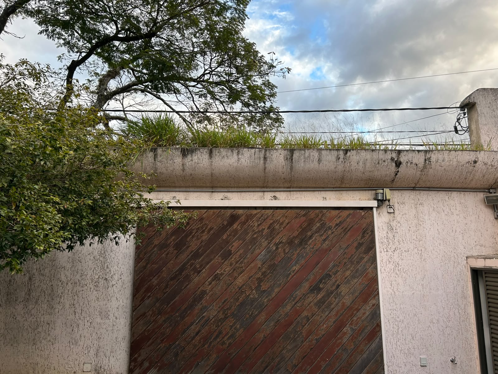 Foto real de atendimento de motor de portão automático