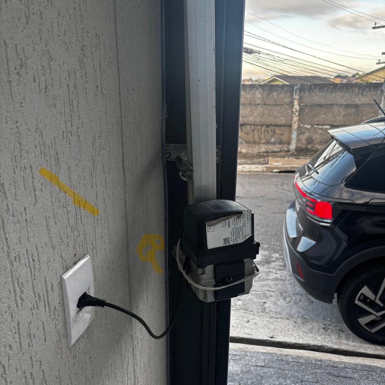 Foto real de atendimento de motor de portão automático