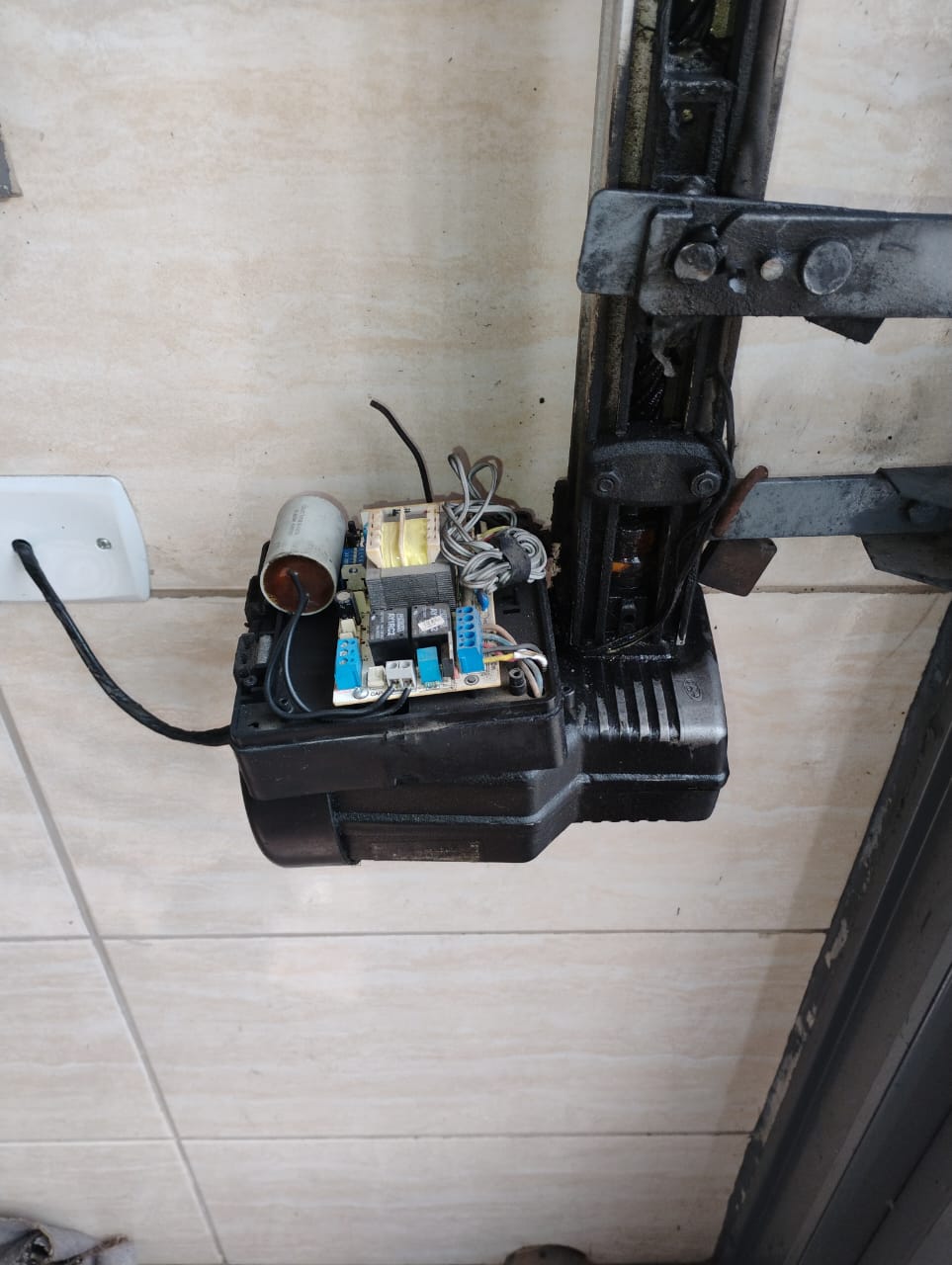 Foto real de atendimento de motor de portão automático