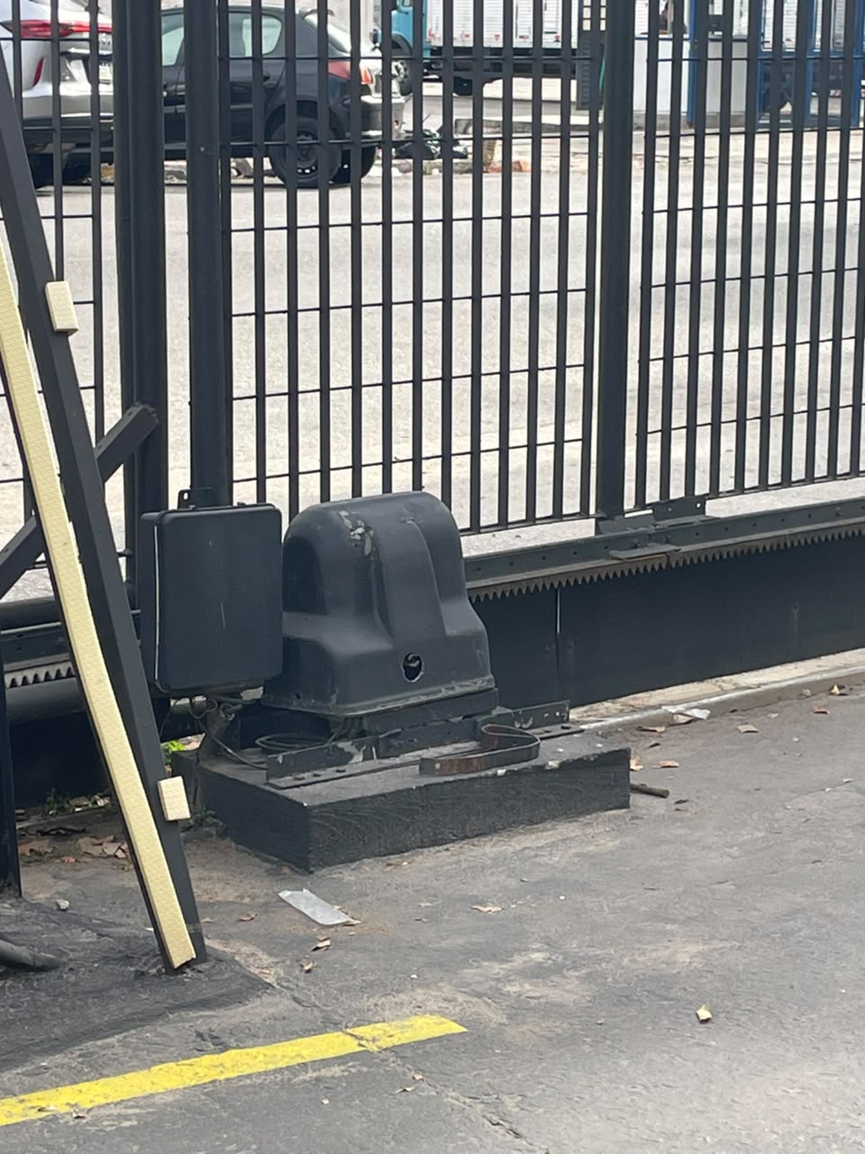 Foto real de atendimento de motor de portão automático