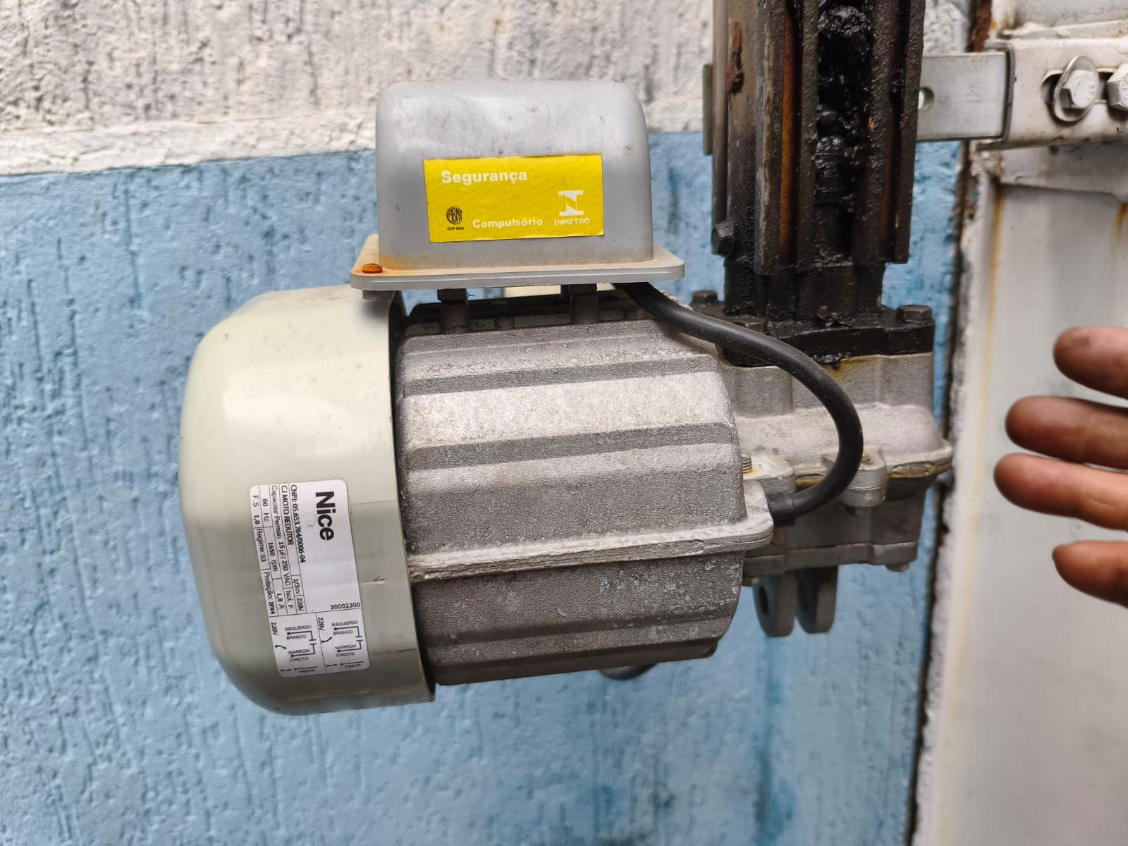 Foto real de atendimento de motor de portão automático