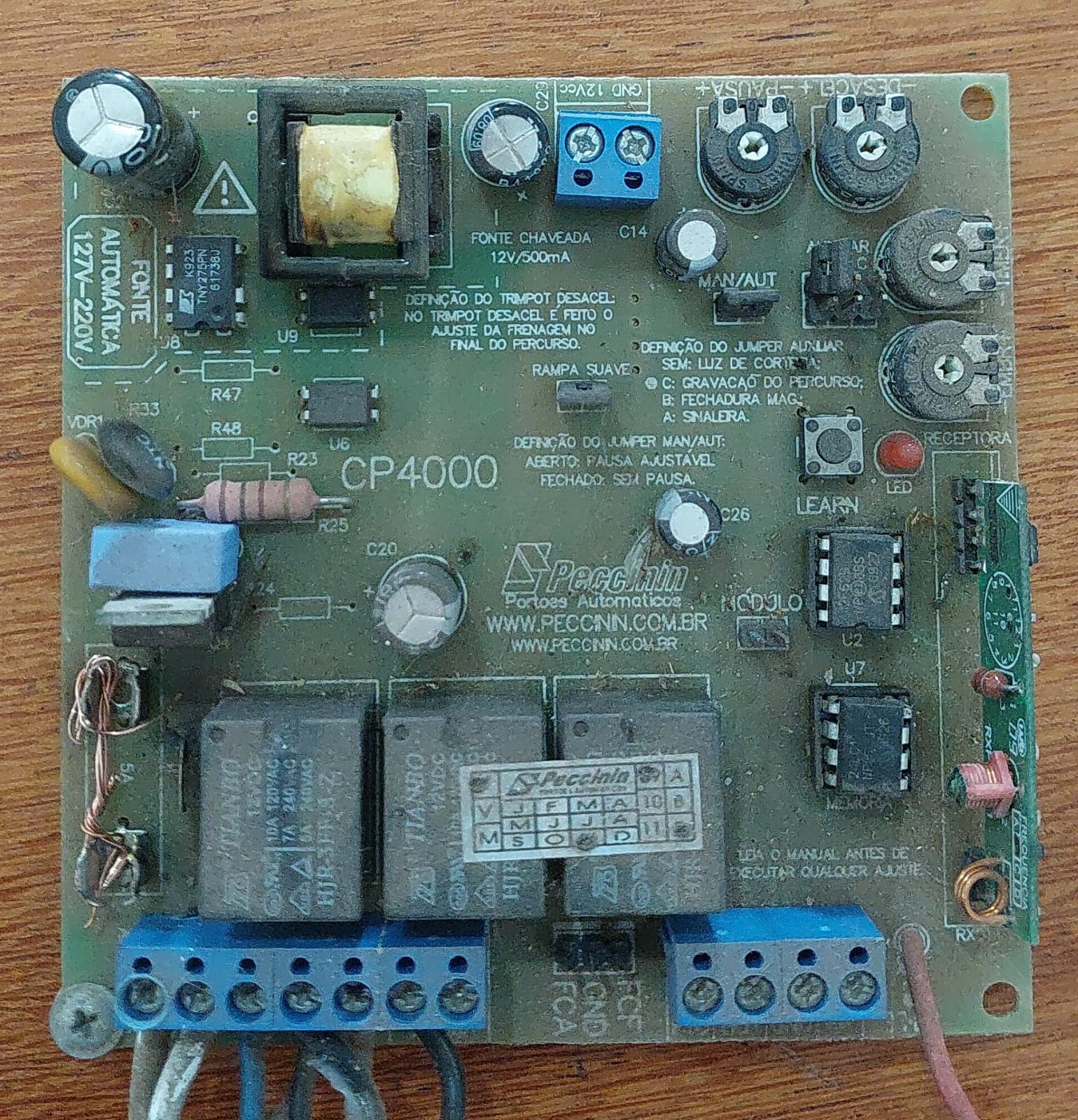 Foto real de atendimento de motor de portão automático