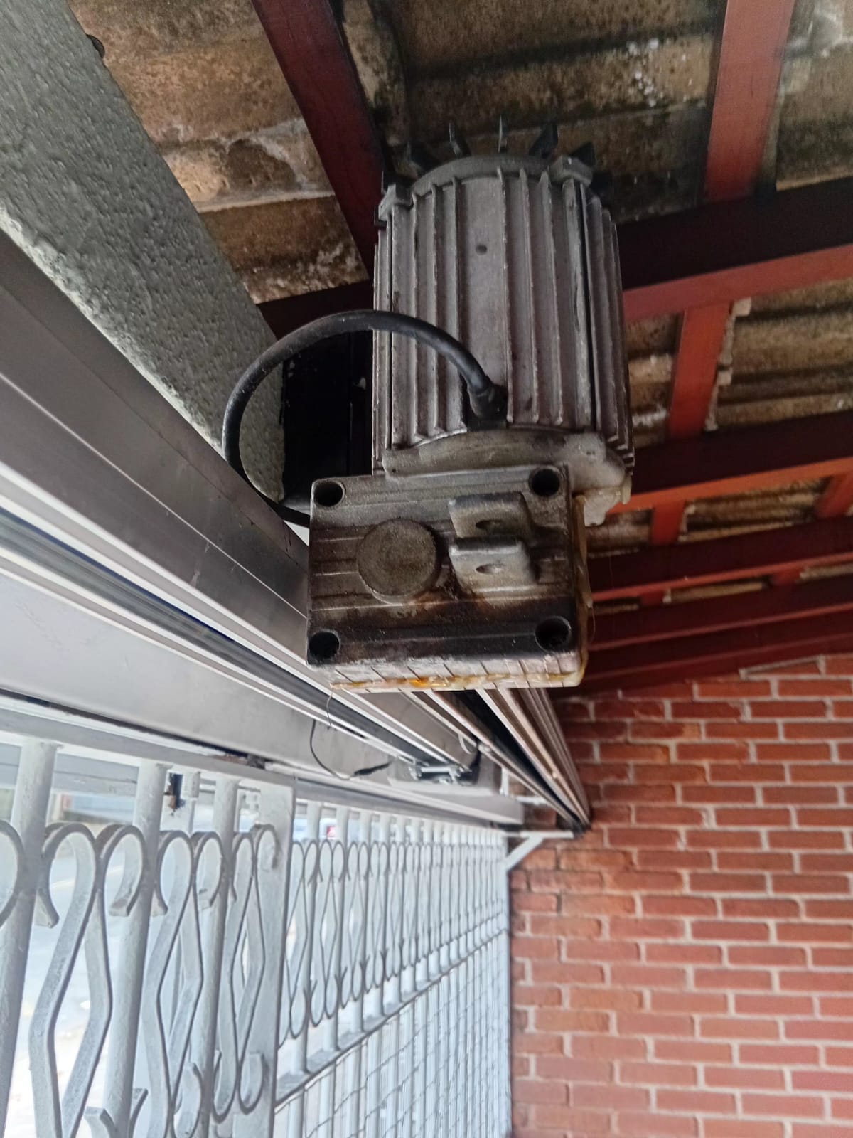Foto real de atendimento de motor de portão automático