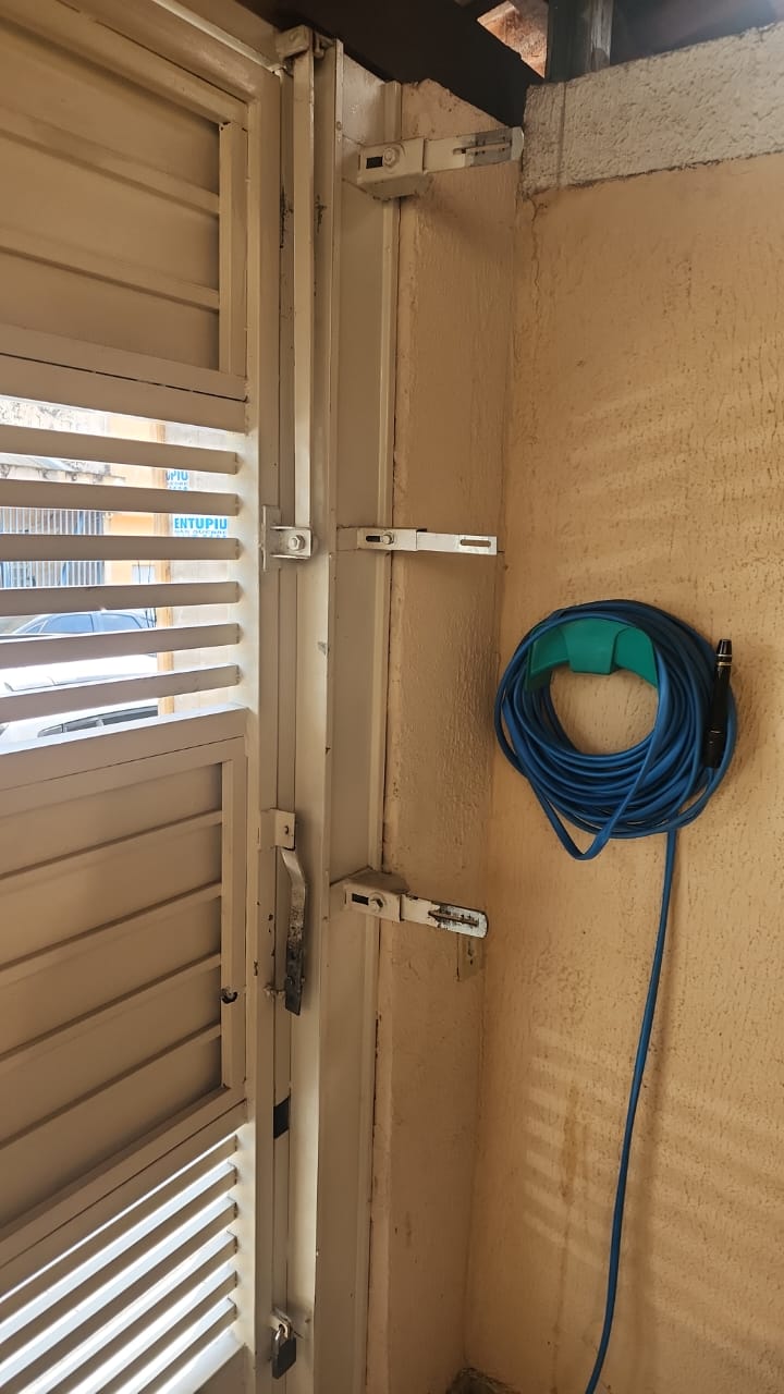 Foto real de atendimento de motor de portão automático