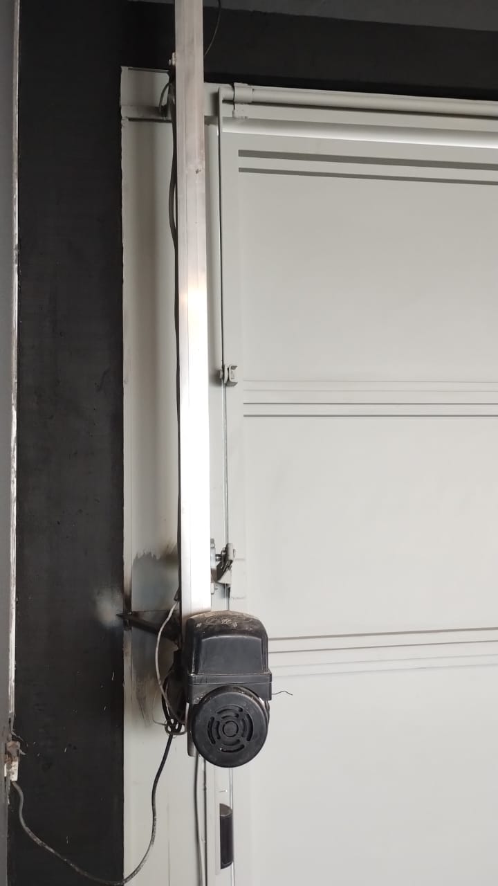 Foto real de atendimento de motor de portão automático