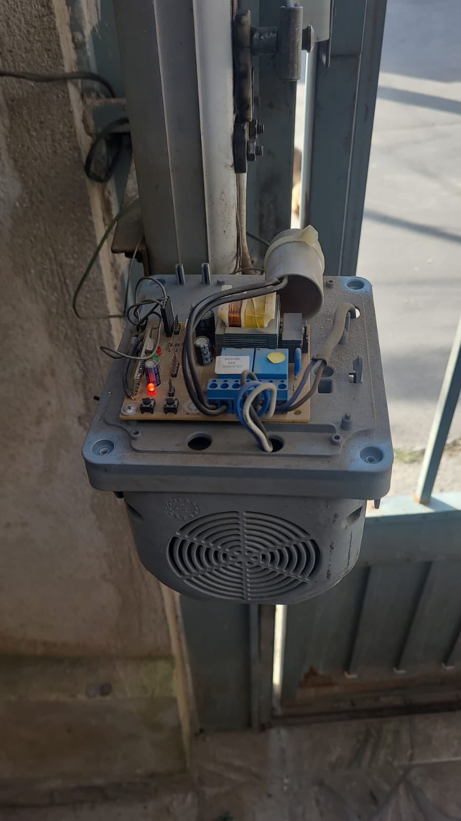 Foto real de atendimento de motor de portão automático