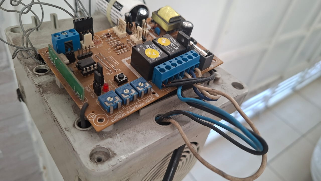 Foto real de atendimento de motor de portão automático