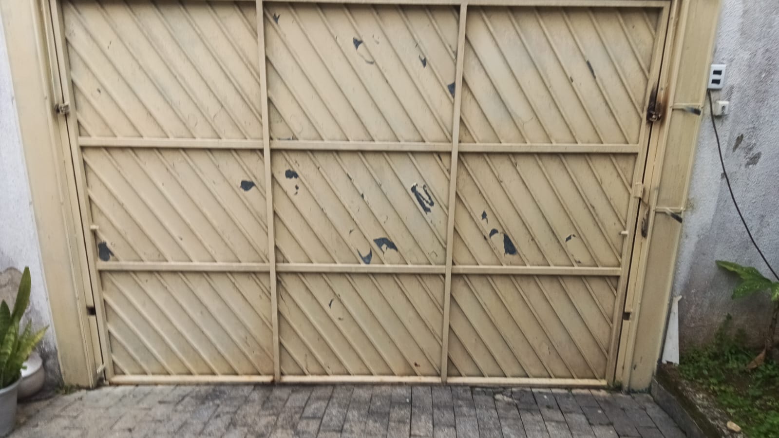 Foto real de atendimento de motor de portão automático