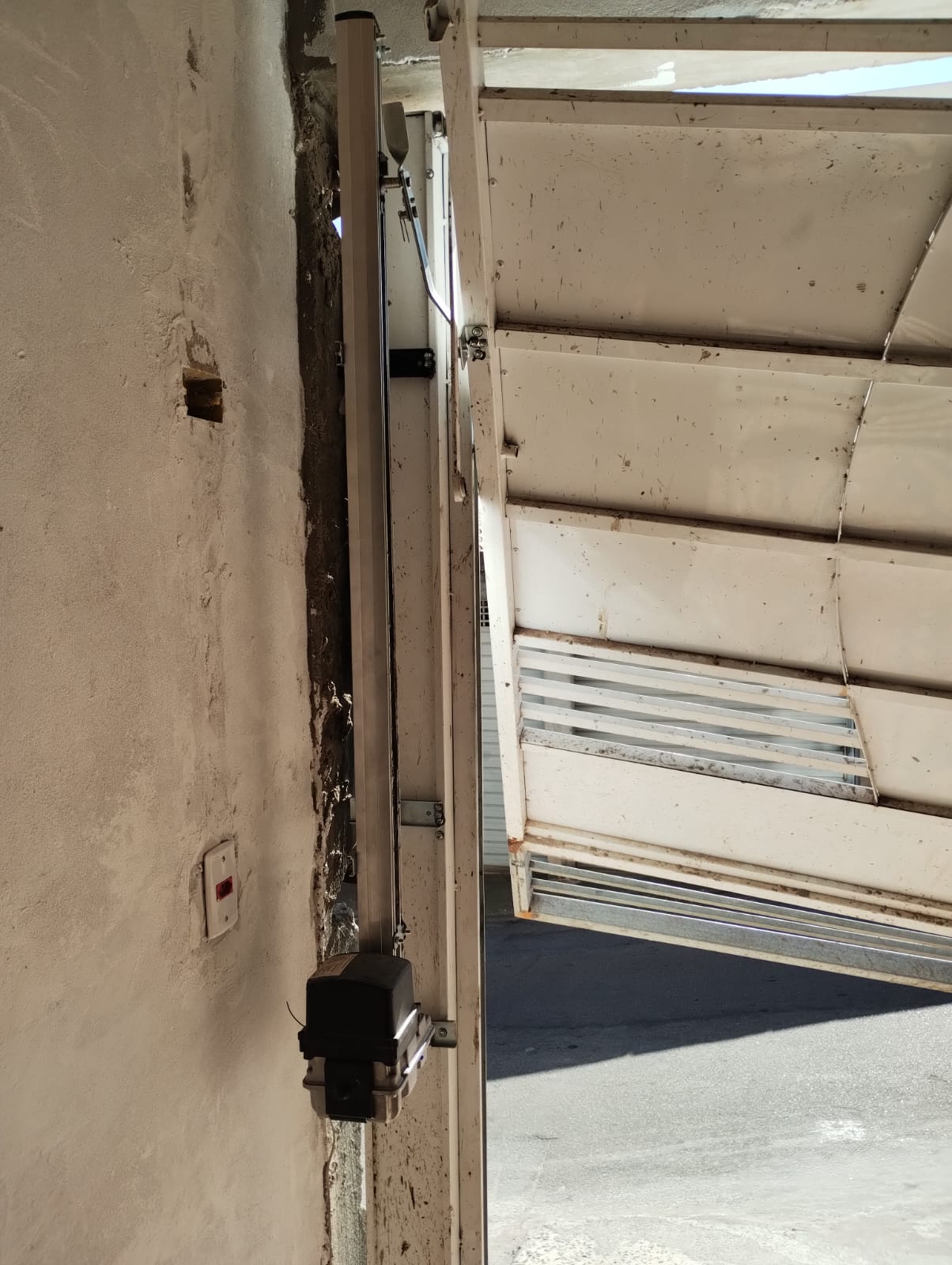 Foto real de atendimento de motor de portão automático