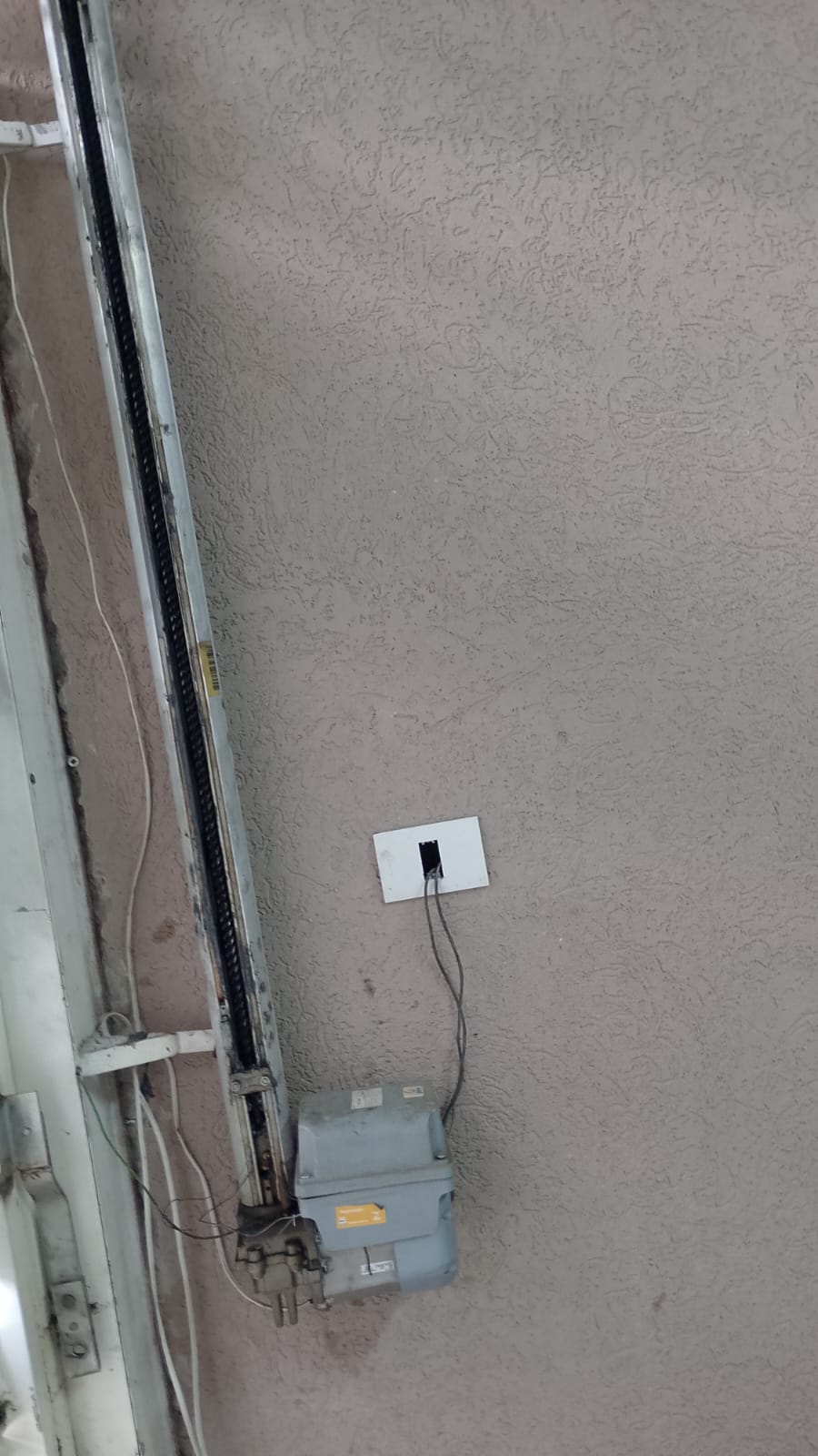 Foto real de atendimento de motor de portão automático