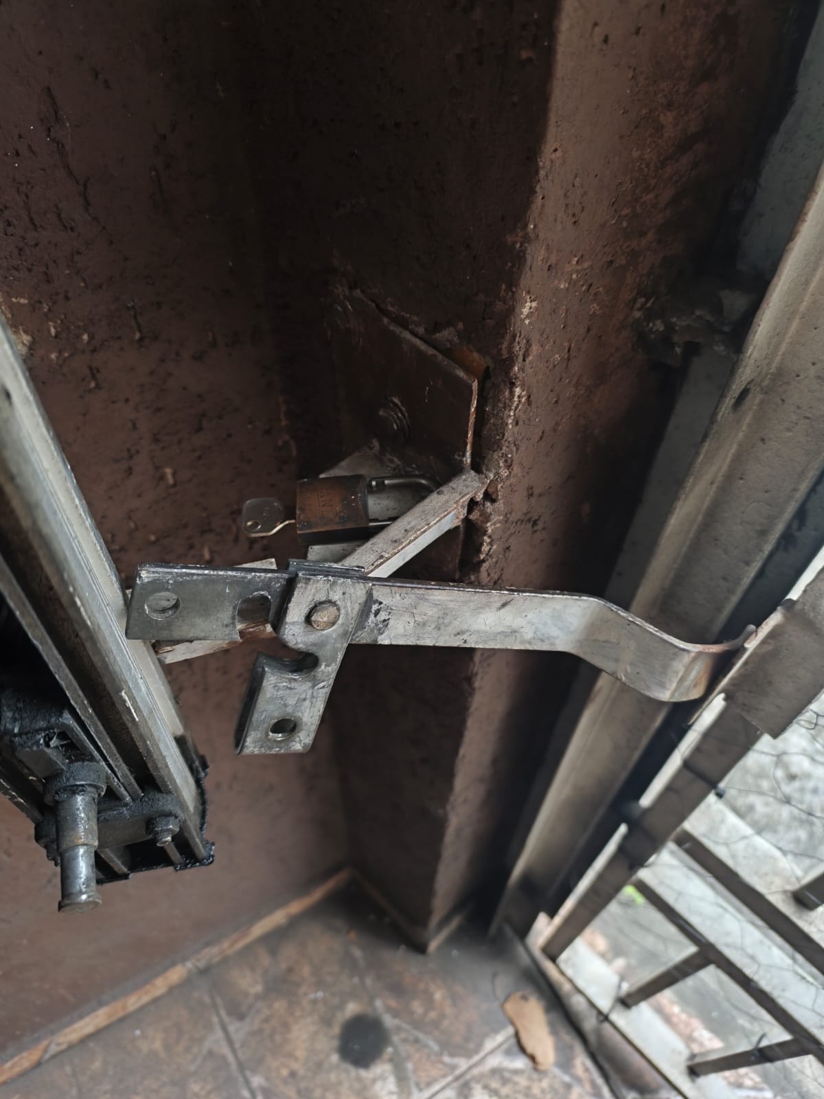 Foto real de atendimento de motor de portão automático