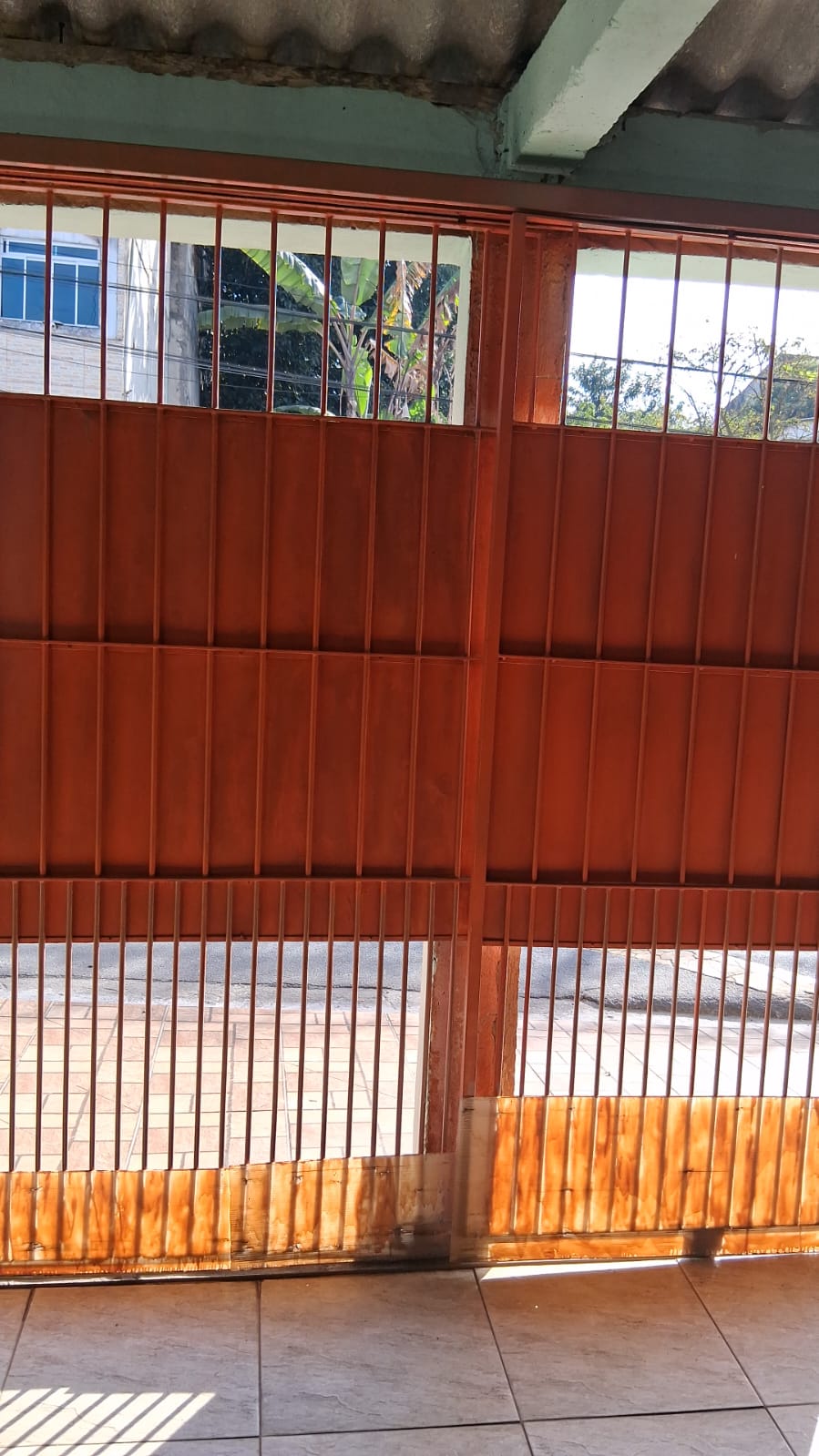 Foto real de atendimento de motor de portão automático